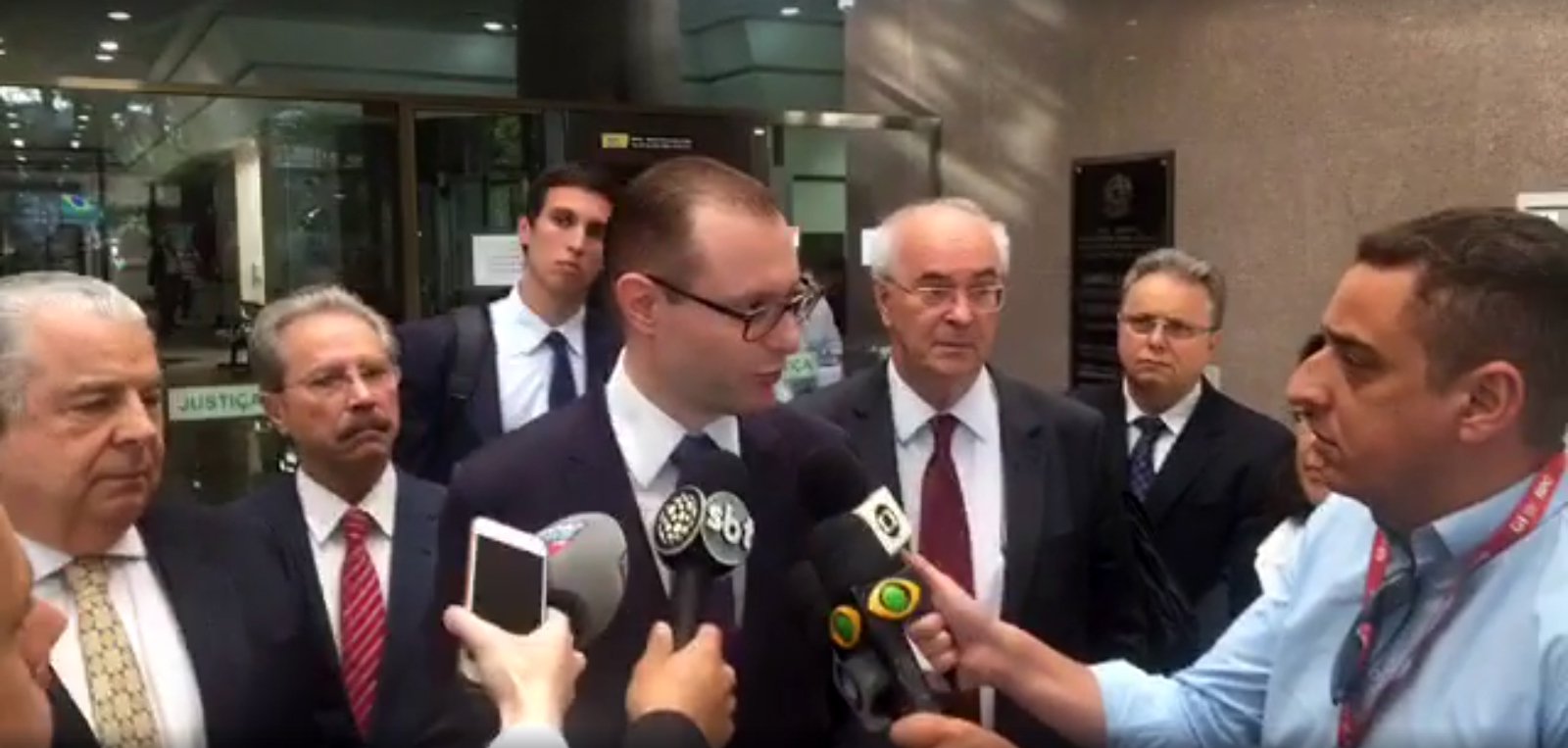 A verdade é uma só: o juiz Moro vai julgar e condenar o ex-presidente Lula. Vai condená-lo sem provas e sem dor de consciência, pois nunca a teve, afinal compromissado com o lado que assumiu o poder por intermédio de um golpe de estado