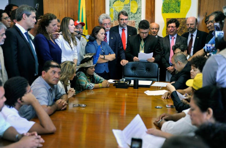 Se avolumam os pedidos de impeachment do ilegítimo Michel Temer (PMDB). Nesta quinta (8), organizações da sociedade civil como MST, CUT, UNE, MTST, entre outras, além de juristas e intelectuais, protocolaram mais um pedido de impedimento com base em crime de responsabilidade
