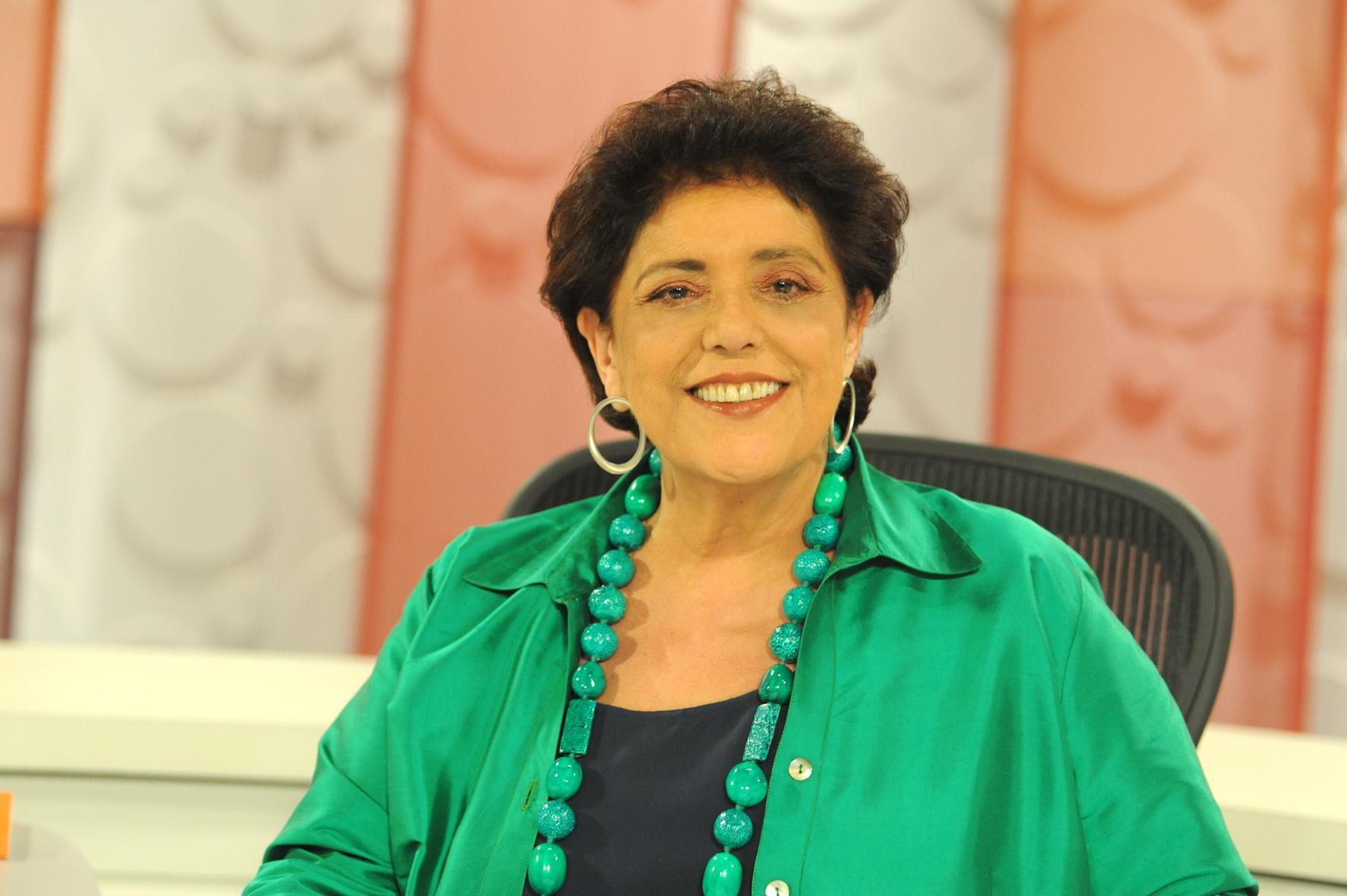 Seguem os protestos contra a decisão da atual diretoria da EBC de não renovar o contrato da empresa com a apresentadora Leda Nagle, pondo fim ao programa Sem Censura, um dos mais prestigiados da televisão brasileira, um dos destaques da programação da TV Brasil desde sua criação, pois que anterior a ela (antes de 2007 já era veiculado pela incorporada TVE-RJ). Não nos enganemos, Leda. Não foi nada contra você, uma das mais talentosas profissionais de televisão do Brasil. Foi contra a comunicação pública. A idéia é ir minando a TV Brasil enquanto TV Pública, tirando da grade os melhores programas e os melhores profissionais, criando as condições para o completo desmonte; artigo de Tereza Cruvinel