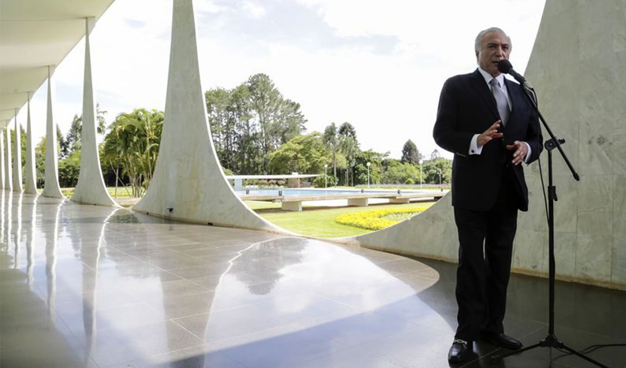 "Pessoas que acreditam nos valores de uma democracia sabem que os sinais de impopularidade sempre são um sintoma de que alguma coisa está errada e precisa ser corrigida", diz o colunista do 247 Paulo Moreira Leite sobre a declaração de Michel Temer de que não considera importante ter o apoio da população; para ele, em vez de falsas espertezas, o que se recomenda, para início de conversa, é "humildade"; "Numa conjuntura na qual 63% da população quer sua renúncia para a realização de eleições diretas, é pura falta de respeito um presidente sugerir que a rejeição do povo chega a ser útil para tocar medidas que considera "fundamentais", entre as quais a reforma da Previdência e a PEC dos gastos", afirma