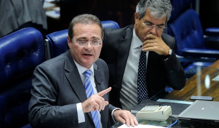O presidente do Senado, Renan Calheiros, anuncia corte de terceirizados e modernização na Comunicação do Senado. À direita, o senador Jorge Viana (PT-AC)