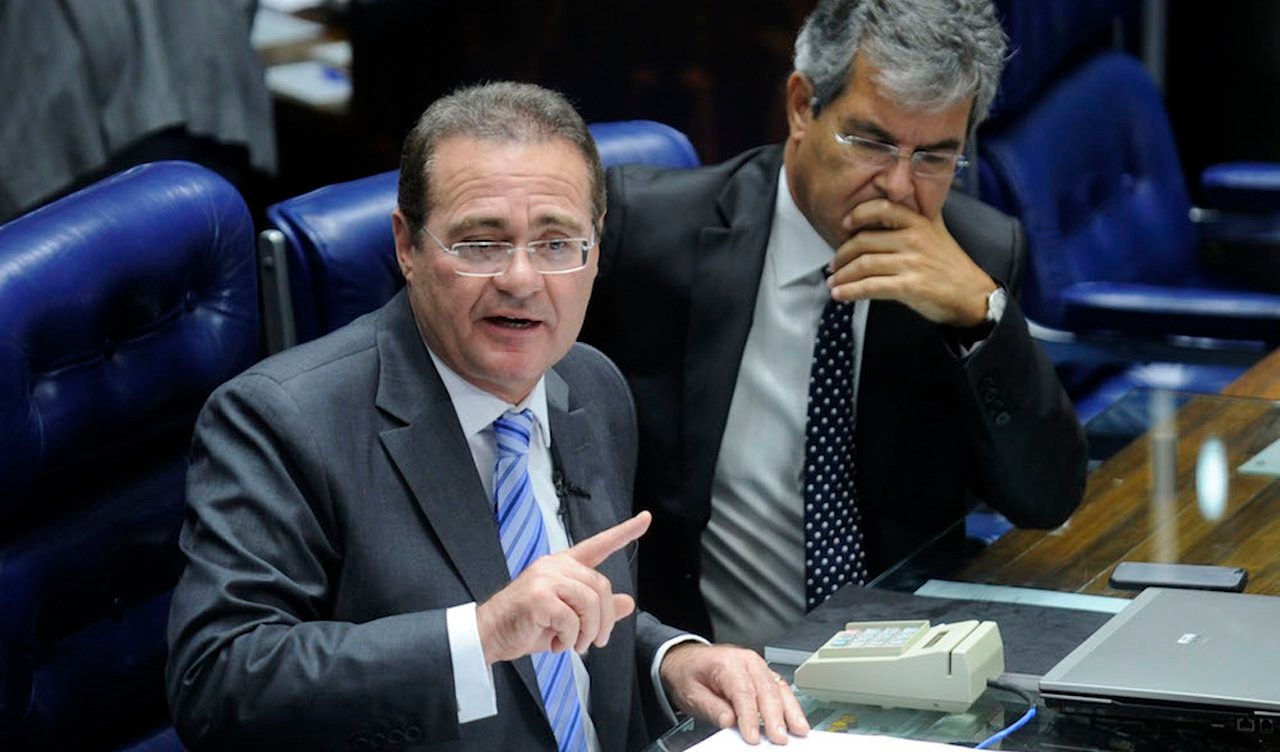 O presidente do Senado, Renan Calheiros, anuncia corte de terceirizados e modernização na Comunicação do Senado. À direita, o senador Jorge Viana (PT-AC)