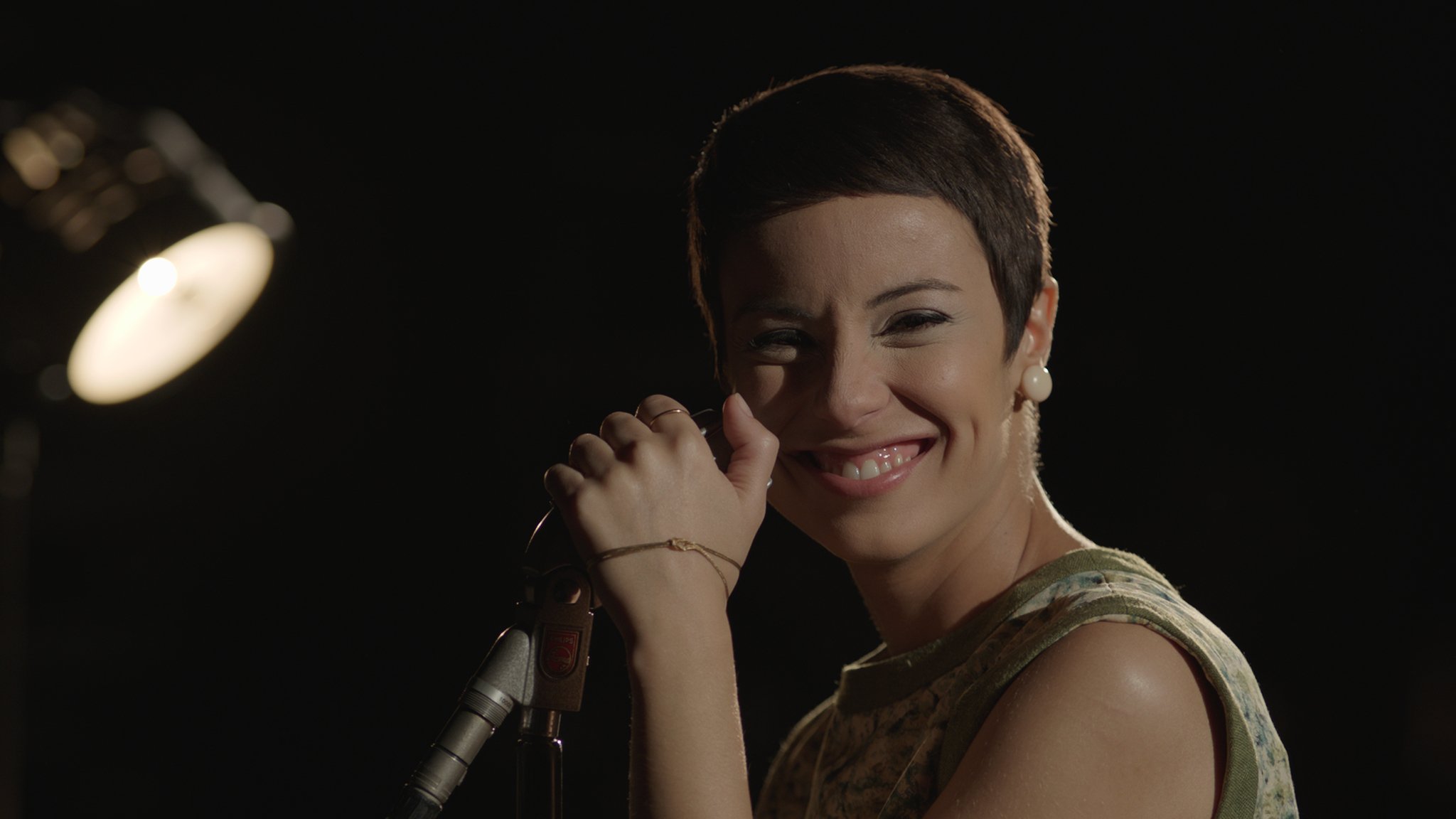 "Abrindo com a música Como Nossos Pais, já na primeira cena a biografia filmada de Elis Regina estabelece um diálogo com o Brasil de hoje", escreve Paulo Moreira Leite. "Num momento da história brasileira em que intelectuais e artistas tem sido chamados a denunciar iniciativas contra a democracia conquistada a duras penas, o filme mostra o esforço da maior cantora brasileira para assumir suas responsabilidades num país submetido a ditadura militar"