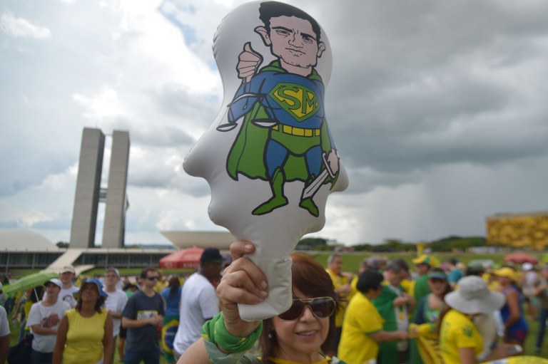 Protesto no domingo, 4.dez.2016, em Brasília, a favor da Lava Jato; boneco de Sergio Moro