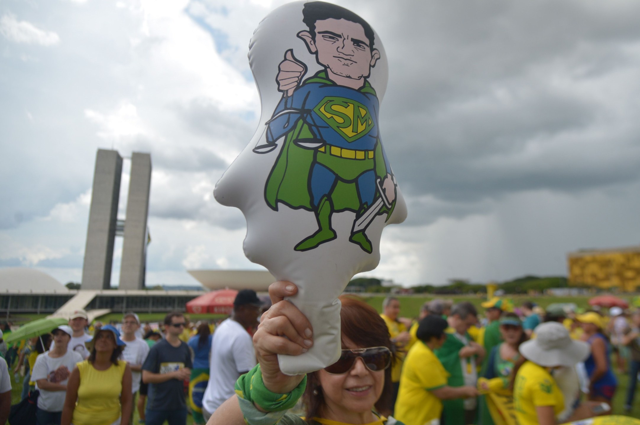 Protesto no domingo, 4.dez.2016, em Brasília, a favor da Lava Jato; boneco de Sergio Moro