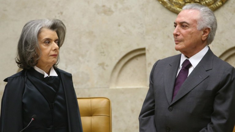"As dúvidas (e suspeitas) levantadas pela morte do ministro Teori em acidente aéreo, num momento crucial para o futuro da Lava Jato e dos políticos atingidos pela delação da Odebrecht, que incluem o presidente da República, tendem a ficar na História como uma interrogação, assim como as mortes de Juscelino e João Goulart. Mas serão pelo menos mitigadas se a presidente do STF, ministra Cármem Lúcia, acabar logo com as incerteza sobre a sucessão na relatoria da operação no tribunal", diz a colunista Tereza Cruvinel; "A melhor homenagem a ele, já teria dito a ministra Cármem Lúcia, será garantir logo a continuidade de seu trabalho e o afastamento dos temores sobre as consequências de sua morte"