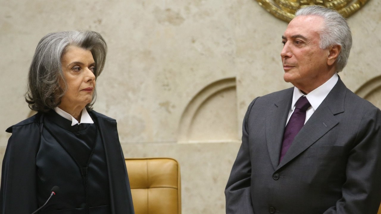 "As dúvidas (e suspeitas) levantadas pela morte do ministro Teori em acidente aéreo, num momento crucial para o futuro da Lava Jato e dos políticos atingidos pela delação da Odebrecht, que incluem o presidente da República, tendem a ficar na História como uma interrogação, assim como as mortes de Juscelino e João Goulart. Mas serão pelo menos mitigadas se a presidente do STF, ministra Cármem Lúcia, acabar logo com as incerteza sobre a sucessão na relatoria da operação no tribunal", diz a colunista Tereza Cruvinel; "A melhor homenagem a ele, já teria dito a ministra Cármem Lúcia, será garantir logo a continuidade de seu trabalho e o afastamento dos temores sobre as consequências de sua morte"