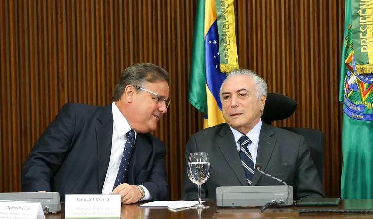 Brasília - O ministro da Secretaria de Governo, Geddel Vieira Lima, e o presidente interino Michel Temer durante reunião com líderes da Câmara e do Senado, no Palácio do Planalto. (Marcelo Camargo/Agência Brasil)