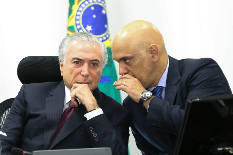 "Quando Temer pede pressa para quebrar o sigilo das delações da Odebrecht, ele quer dizer que isso deve ficar para daqui a uns dois anos e, de preferência, para o dia de são nunca. Quando ele quer dizer que se seus ministros que forem delatados devem responder por seus atos, o que ele quer dizer é que vai continuar protegendo-os de todas as maneiras, seja criando ministérios para eles, como no caso de seu melhor amigo Moreira Franco, seja colocando no STF seu melhor lacaio Alexandre de Moraes", escreve Alex Solnik; "Um voto no STF pode parecer muito pouco porque há outros dez em jogo, mas sempre é bom contar com alguém que não terá o menor problema em pedir vistas num processo qualquer e engavetá-lo per secula seculorum", diz o colunista