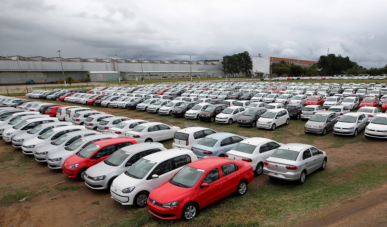 Carros novos estacionados em montadora em Taubaté. 19/06/2015 REUTERS/Paulo Whitaker