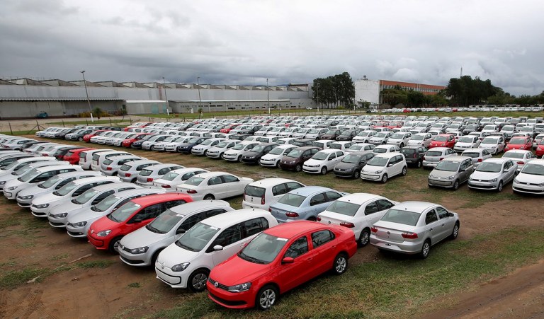 Carros novos estacionados em montadora em Taubaté. 19/06/2015 REUTERS/Paulo Whitaker