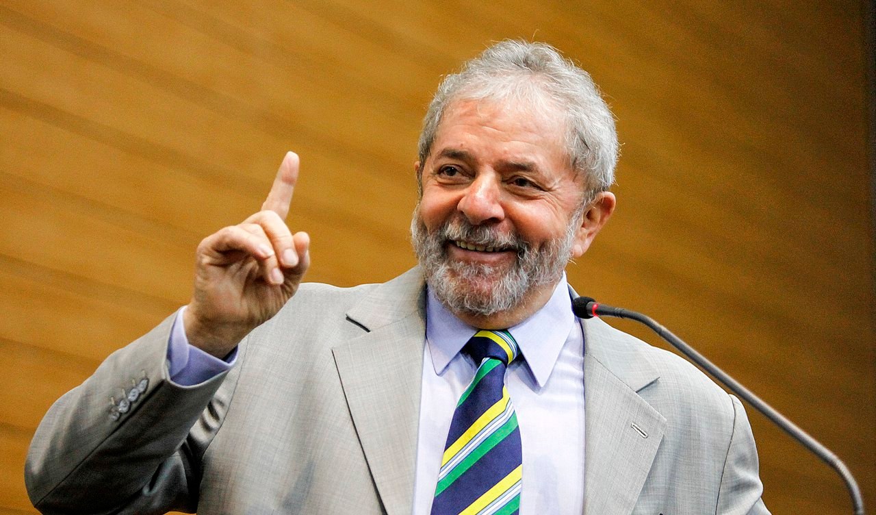 "Estimulado por grandes personalidades e apoiado por um partido que dá sinais de recuperar a força militante, em conversas reservadas Lula tem deixado claro que está inteiramente convencido de que deve assumir a candidatura presidencial de uma vez por todas", escreve Paulo Moreira Leite, articulista do 247; "Com a autoridade de quem lidera todas as pesquisas eleitorais em função do reconhecimento popular pelo crescimento econômico e distribuição de renda, a ideia é discutir propostas que possam ajudar o Brasil a vencer a pavorosa crise em que se encontra e retomar o crescimento", diz ele; para PML, no Brasil de 2017, a candidatura Lula encontra-se no ponto de encruzilhada do momento político