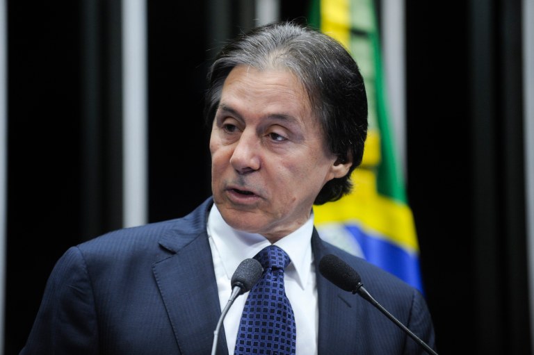 Por isto que este País é o paraíso de golpes de estado de todo tipo e espécie, com um povinho de classe média cúmplice daqueles que ferram seus direitos civis. Sandice da classe média conservadora contra si, seus filhos e netos. Vítima a favor do algoz