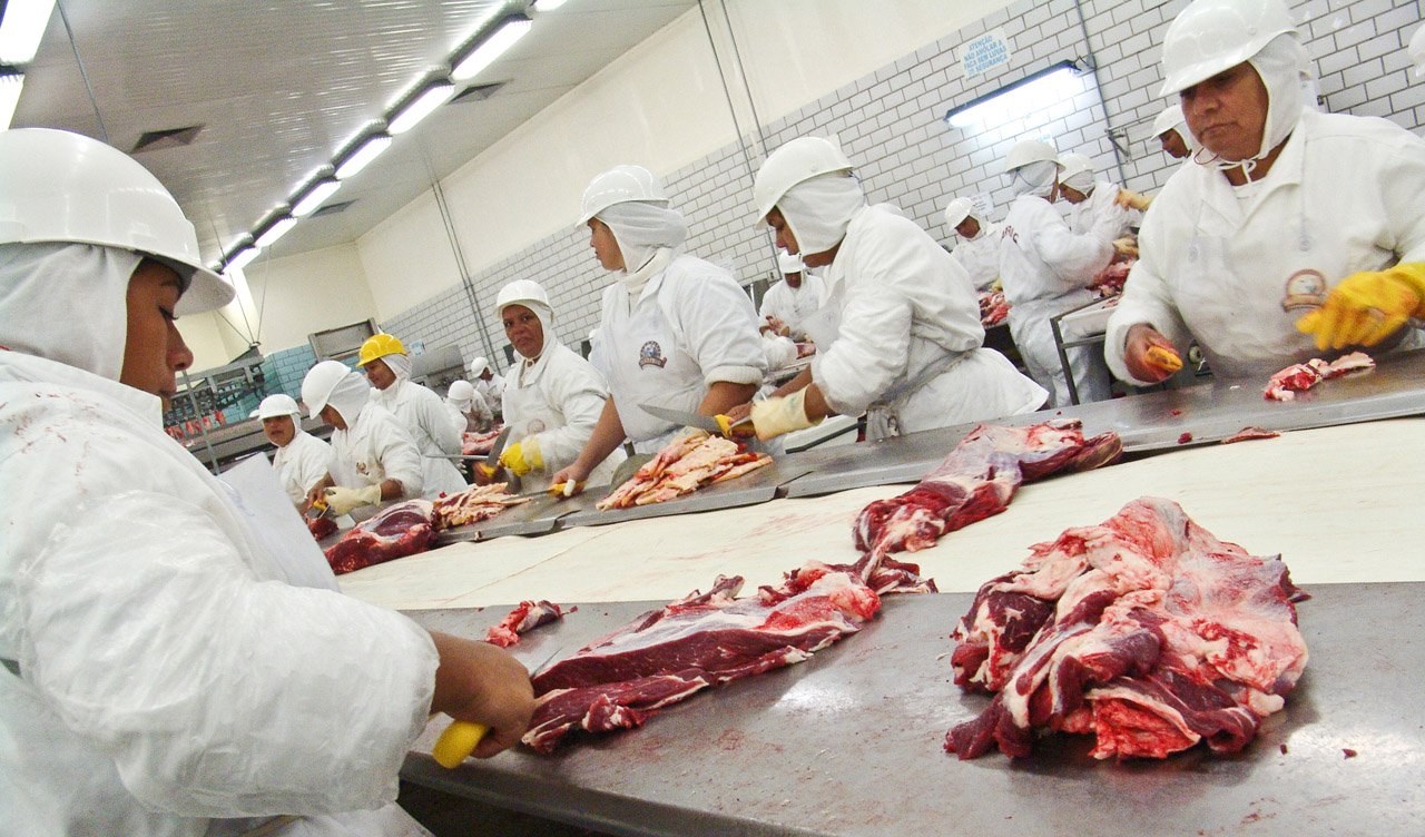 Brasil, Promissão, SP, 09/03/2006 – Foto: Alf Ribeiro – Linha de produção e corte de carne do Frigorífico Marfrig, em Promissão, SP