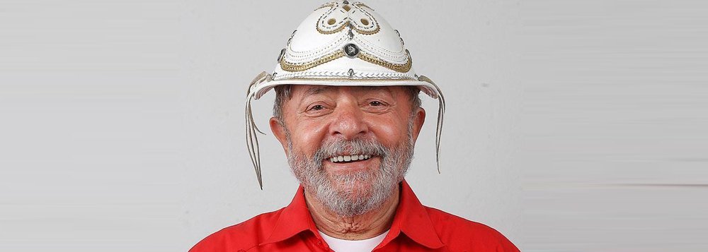 Oscilando entre o silêncio da omissão e o combate escancarado, a maioria dos adversários de Luiz Inácio Lula da Silva e Dilma Rousseff só apareceu para festejar os trabalhos de transposição do São Francisco na hora da festa. Investimento que já era alvo de estudos no reinado de Pedro II, no século XIX, os resultados positivos destinados à população mais pobre do país já eram visíveis há muito tempo. É o que se pode ler na reportagem "Água, emprego e voto", que escrevi em outubro de 2009, após uma viagem a região e publico neste espaço como uma homenagem aos brasileiros que lutam para construir um país melhor em condições que a maioria das pessoas finge ignorar; artigo de Paulo Moreira Leite