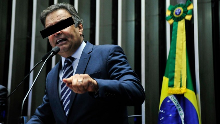 Blogueiro e colunista do 247 Esmael Morais lembra que era "Segredo de Polichinelo" a citação do senador Aécio Neves, presidente nacional do PSDB, nas delações da Odebrecht; "A Justiça fingia que não via e a velha mídia, idem, visando proteger o tucano. A máscara caiu nesta segunda-feira (13) com a decisão do judiciário de vetar menções a Aécio Neves. Na verdade, a Justiça passou um baita recibo de parcialidade ao determinar uma tarja preta para esconder o nome do tucano nas delações", diz Esmael; "A tarja preta em Aécio mostra quão ridícula e parcial a Justiça. Definitivamente, os três poderes precisam ser refundados no Brasil", afirma