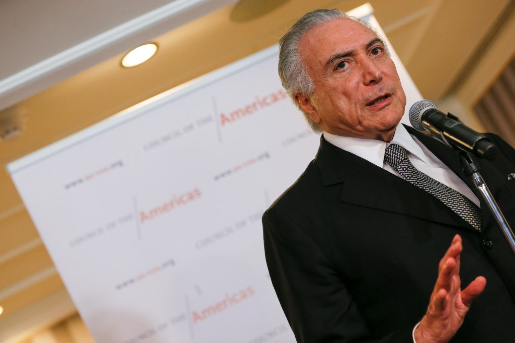 Lula era o presidente de um mundo moderno que se preocupa em derrotar a fome e a pobreza; Temer é o presidente das catacumbas que se ocupa em destruir as garantias trabalhistas e a aposentadoria dos brasileiros. Era um vice decorativo, como ele mesmo se auto proclamou. Agora presidente, passou de decorativo a nocivo. E sempre inexpressivo. Um vice-presidente à procura de um presidente. Não por acaso ele resolveu morar no Palácio do Jaburu