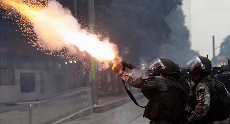 soldo dos golpistas, a Polícia Militar, agindo de forma violenta, fascista e criminosa, atacou com bombas e balas de borracha dezenas de milhares de manifestantes pacíficos que se concentraram na Cinelândia para celebrar o sucesso da greve geral e comemorar antecipadamente o Dia do Trabalhador
