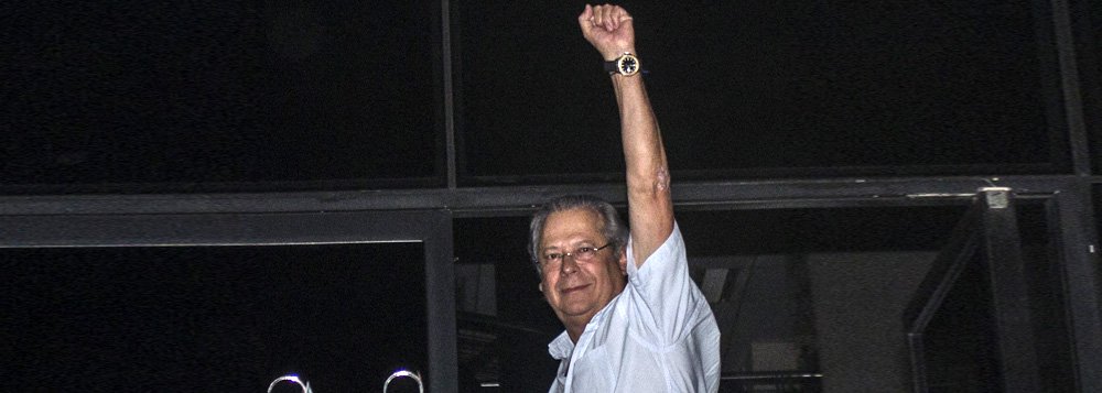 SÃO PAULO, SP, 15.11.2013: JOSÉ DIRCEU/MENSALÃO/SP - O ex-ministro da Casa Civil, José Dirceu se entregou, por volta das 20h30, na superintendência da Polícia Federal, em São Paulo. (Foto: Marco Ambrosio/Frame/Folhapress)