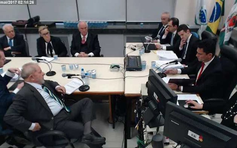 No depoimento de Lula a Sergio Moro testemunhamos, portanto, um momento determinante na história mundial das democracias. De um lado, um homem, tendo a seu lado uma parte importante da população. Do outro, a máquina do Estado e da mídia, com todos os seus instrumentos de controle da narrativa