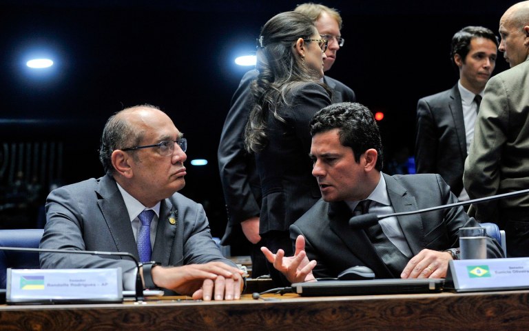 "Ao aceitarem o habeas corpus e soltarem o ex-ministro José Dirceu, preso ilegalmente há dois anos em Curitiba, os ministros avisaram à República de Curitiba de que está na hora de parar com prisões preventivas a torto e a direito, sem fundamento legal", diz o colunista do 247 Alex Solnik; ele conta que a a prisão preventiva estava sendo empregada na Lava Jato como uma "espécie de tortura psicológica, método muito semelhante ao utilizado por órgão de repressão nos anos da ditadura militar"; "Sem prisões preventivas a Lava Jato não se sustenta, porque se baseia em delações como meio de investigação. Gilmar Mendes não disse, mas ficou subentendido outro recado à turma de Moro: cresçam e apareçam", afirmou Solnik