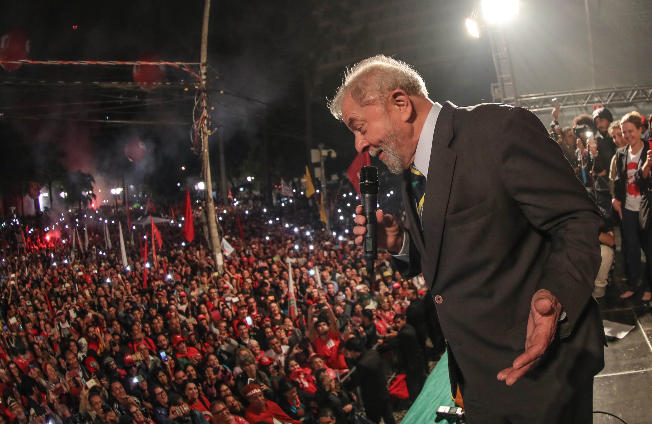 "Por diferentes ângulos que se olhe, Lula venceu o round de ontem no depoimento a Sérgio Moro, ainda que não tenha mudado em nada as 'convicções' do juiz e da Lava Jato", diz a colunista do 247 Tereza Cruvinel; "Os vídeos que continuam sendo vistos por milhões Internet afora mostram que Lula cravou duas estacas sobre o que será a história da Lava Jato: a de que vem sendo perseguido (pelo que fez e representa) e acusado sem provas, um estigma nefasto para qualquer juiz; e a de que vem sendo massacrado por uma mídia associada aos acusadores, o que faz dela uma perdedora lateral. Pois se não é parte formal do processo, é instrumento indiscutível dele"