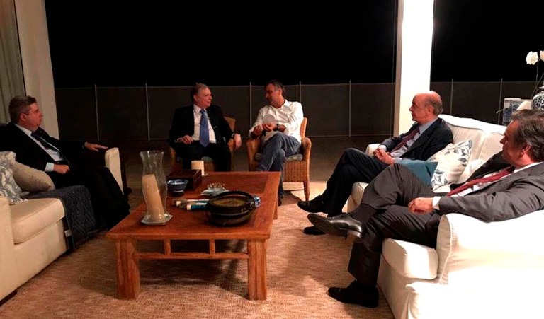 "Mesmo com o mandato suspenso, Aécio continua agindo. Ele debocha da decisão do STF. A influência e o poder dele, aparentemente, estão preservados – é o que transparece da reunião com seus companheiros tucanos. Parafraseando o juiz Edson Fachin, é realista o 'receio de sua utilização [do mandato de senador] para a prática de infrações penais'. O destino esperável para o presidente do PSDB é o da condenação à prisão pela justiça e o da cassação do mandato pelo Senado"; leia o artigo de Jeferson Miola