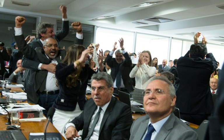Mesmo encarada por Temer como sua única boia de salvação, a entrega da mercadoria das reformas aos que o financiaram já não pode mais ser comparada a um passeio no parque. Hoje já se sabe que a reforma da Previdência não passará na Câmara tal qual foi enviada pelo governo. A cada escândalo de roubalheira envolvendo o próprio presidente usurpador a obtenção dos 2/3 dos votos necessários para aprovar essa PEC fica mais distante