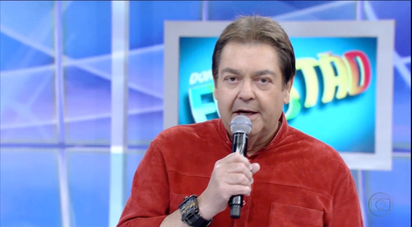 Serviçal amestrado da TV Globo, Fausto Silva faz de tudo para justificar seu alto salário. Quando a famiglia Marinho estava em campanha pela derrubada da presidenta Dilma Rousseff, ele utilizou a concessão pública de tevê para convocar os “midiotas” a participarem das marchas golpistas. Agora, quando o império global decide descartar Michel Temer, temendo que o seu desgaste prejudique a implantação das medidas amargas contra os trabalhadores, ele volta a expressar a sua “indignação”