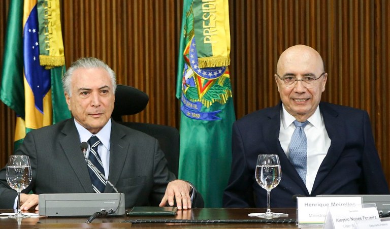 Brasília - O presidente interino Michel Temer e o ministro da Fazenda, Henrique Meirelles, durante reunião com líderes da Câmara e do Senado, no Palácio do Planalto. (Marcelo Camargo/Agência Brasil)