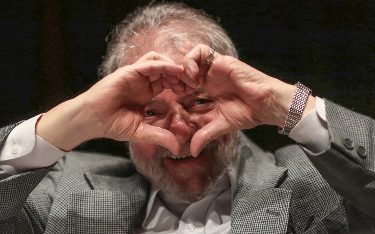 "A direita engendrou o golpe e não sabe o que fazer com ele. A esquerda produziu Lula e a direita não sabe o que fazer com ele", escreve o colunista Emir Sader; "Qualquer que seja o desenlace jurídico dos processos contra Lula, ele continuará a ser o personagem decisivo para o futuro do Brasil. Seja como candidato e como presidente de novo, seja como dirigente fundamental para as lutas futuras sobre o futuro do país. Nada de importante acontecerá no Brasil sem a presença e a posição determinantes de Lula, de tal forma sua imagem é onipresente", afirma; Sader diz ainda que "a história não cabe numa sentença arbitraria de um fantoche da direita e do império"