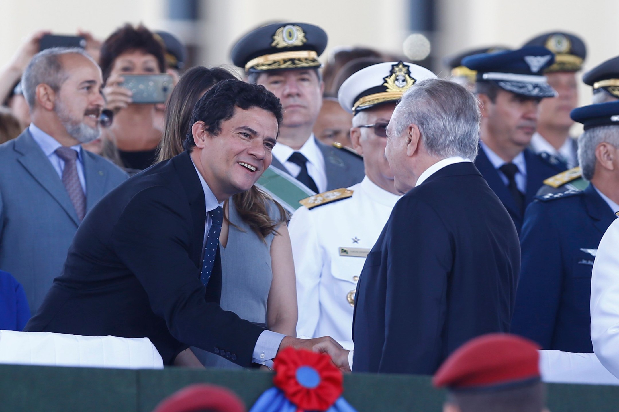 Brasilia, DF, Brasil, 19/04/2017: o presidente Michel Temer e o Juiz federal Sergio Moro se cumprimentam durante solenidade comemorativa ao dia do exercito. Foto: Pedro Ladeira/Folhapress