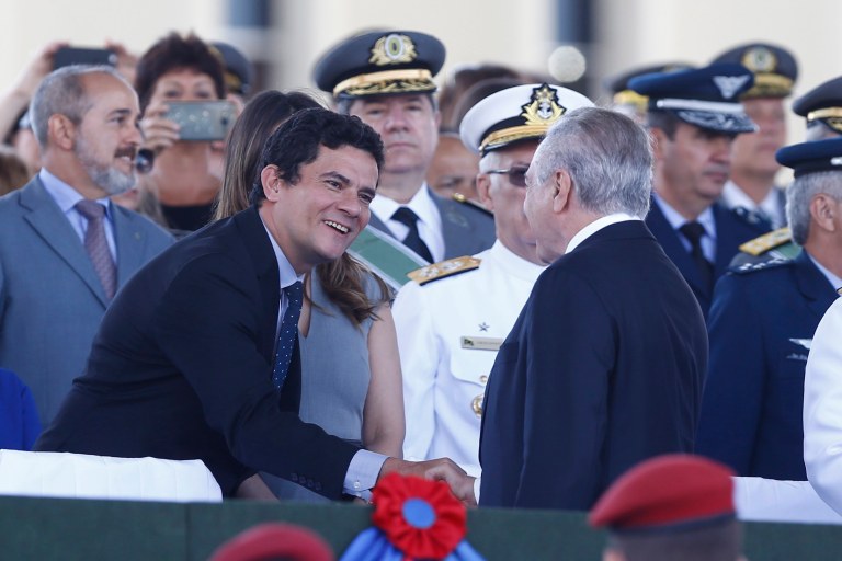 Brasilia, DF, Brasil, 19/04/2017: o presidente Michel Temer e o Juiz federal Sergio Moro se cumprimentam durante solenidade comemorativa ao dia do exercito. Foto: Pedro Ladeira/Folhapress
