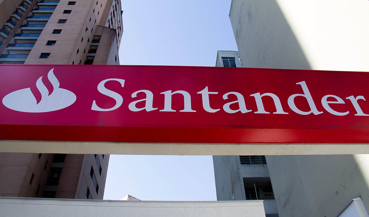 SÃO PAULO, SP, 26.07.2012: SANTANDER BRASIL - O Santander Brasil registrou uma queda de 5,5% no lucro do segundo trimestre em relação ao do mesmo período do ano passado, para R$ 1,46 bilhão. No semestre, o lucro ficou em R$ 3,2 bilhões, 4,3% menor qu