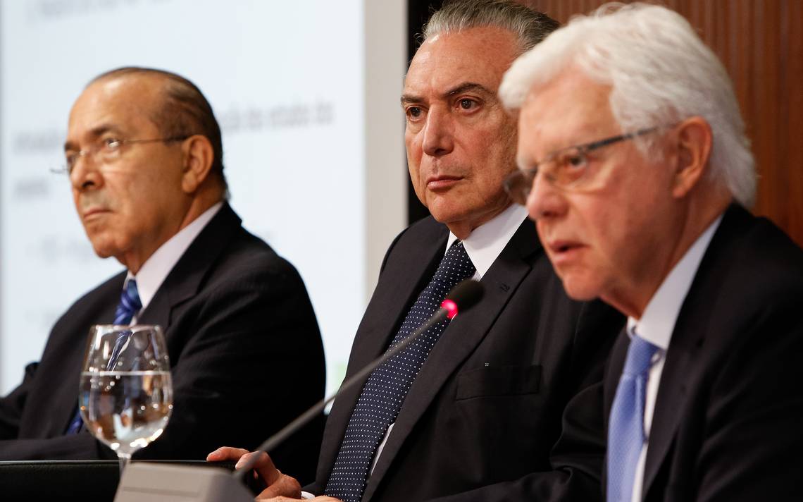 "Embora o presidente da Câmara, Rodrigo Maia, tenha declarado que a denúncia contra Temer e os ministros Eliseu Padilha e Moreira Franco deva tramitar como processo único, a Comissão de Constituição e Justiça (CCJ) ainda pode optar pelo fatiamento da denúncia, já que agora ela apresenta diferenças importantes em relação à primeira", diz a colunista do 247 Tereza Cruvinel; "Temer e os dois ministros são acusados de formar organização criminosa mas só ele é acusado de obstrução da Justiça. A assessoria técnica da CCJ informou ao 247 que o rito de tramitação ainda está sendo juridicamente examinado pela comissão, que poderá optar pelo processo único ou também pelo desmembramento, caso em que seriam indicados não apenas um, mas dois relatores"