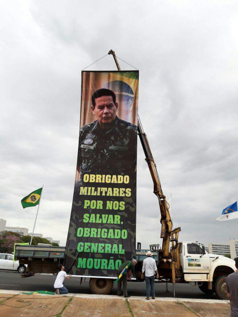 Eles Colocaram este imenso banner em frente a Esplanada dos Ministérios, em Brasília, em apoio ao General Mourão. E convocaram uma manifestação. Não foi ninguém