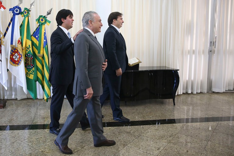 29/08/2017- Brasília - DF, Brasil- O presidente Michel Temer e os deputados, André Fufuca e Rodrigo Maia durante embarque para a China onde fará visita de Estado ao país e participará da Cúpula do Brics Foto: Antonio Cruz/Agência Brasil