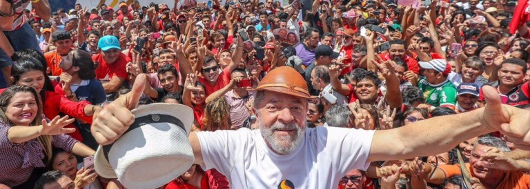 "O sentido das caravanas só ficará claro ao final do próximo ano. Começamos agora a contagem regressiva do ano que vai definir o futuro do Brasil por muito tempo. Temos que nos valer do que de melhor termos cada um de nós, multiplicar esforços e criatividade, fazer chegar o discurso do Lula aos mais amplos setores do pais, conversar, argumentar, dialogar. Fazer, como propôs o Lula, caravanas de educação, caravanas de cultura, por todo o pais. Esse ano decisivo será pautado pelas caravanas", avalia o sociólogo e colunista Emir Sader; para ele, é necessário um pouco mais de tempo para aferir o sentido das caravanas na reconquista da democracia, na recuperação da esperança e na própria historia contemporânea do Brasil