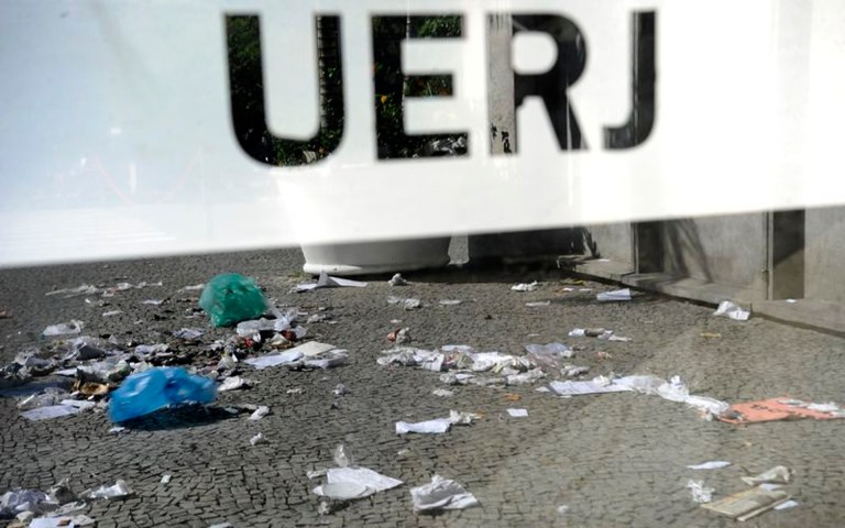 Lixo espalhado nos corredores e entradas da Universidade do Estado do Rio de Janeiro (UERJ) durante greve de funcion�rios terceirizados da limpeza, por falta de pagamento (Fernando Fraz�o/Ag�ncia Brasil)
