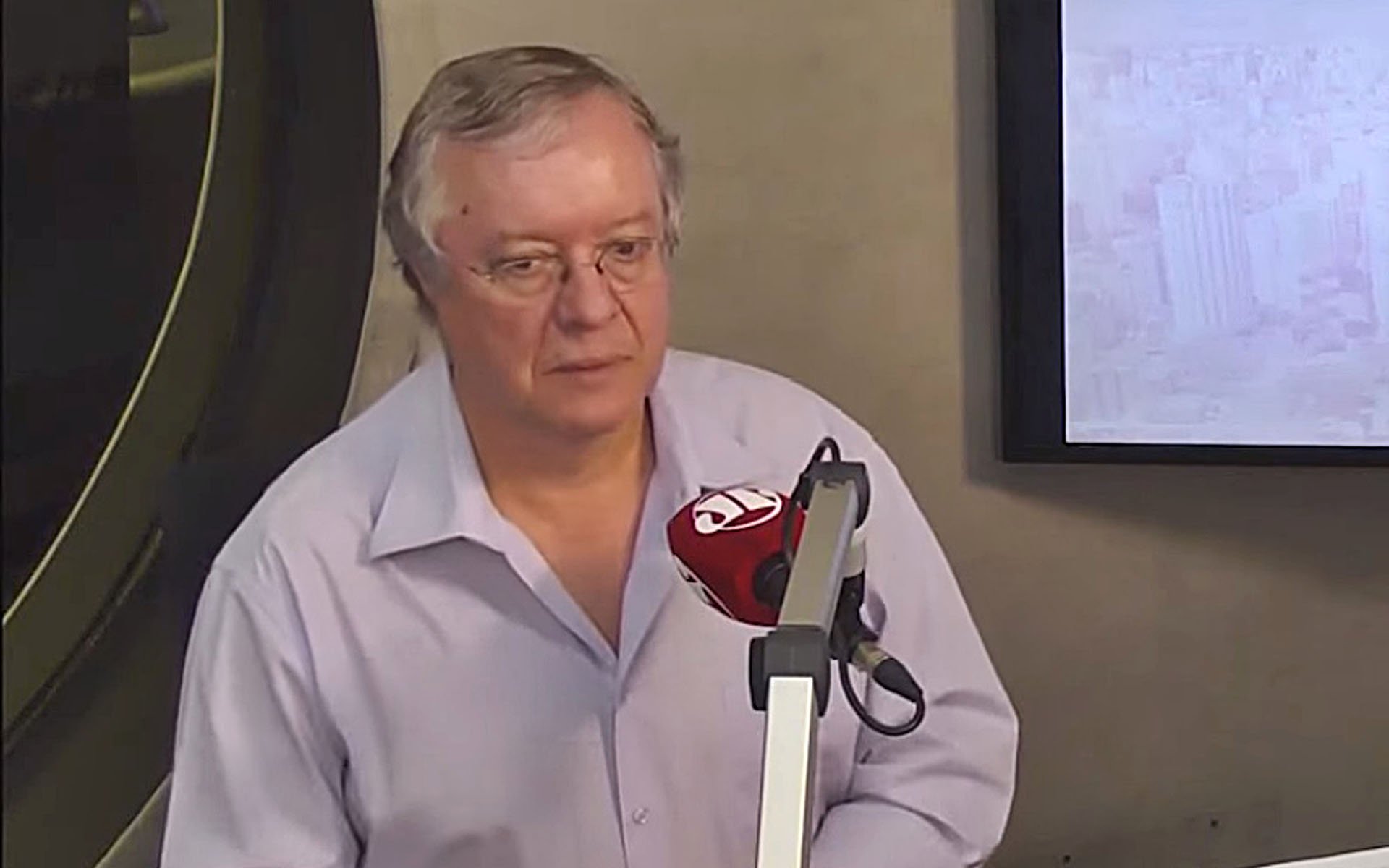 "Paulo Pontes, que ancorava o Jornal da Manhã da Jovem Pan de São Paulo desde 1999 foi demitido um dia depois de completar 21 anos de casa", diz o colunista do 247 Alex Solnik; o próprio Ponte revelou o motivo da demissão: “Fui limado da bancada por não concordar com a linha editorial, a lei era só criticar o PT e abafar o resto”; "Pontes é mais uma vítima da censura ideológica que assola a imprensa brasileira, viola a constituição e desinforma a população", diz Solnik