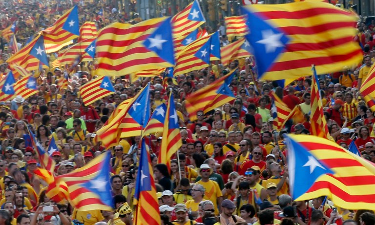 Pessoas levantam bandeiras da Catalunha em manifestação que marcou o dia da Catalunha. Centenas de milhares de catalães eram esperados nas ruas para pedir o direito de decidir por voto uma eventual separação da Espanha. 11/09/2014.REUTERS/Albert Gea