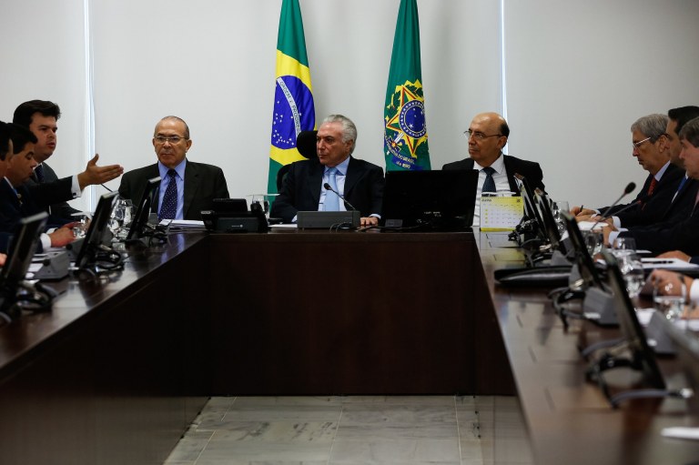 "Os ministros de Temer que serão candidatos em 2018 reagiram raivosos à ideia de serem substituídos agora em dezembro, e não em abril, como exige a lei. Mandaram recados desaforados, como quem diz 'daqui não saio, daqui ninguém me tira'", diz a colunista do 247 Tereza Cruvinel sobre a reforma ministerial de Michel Temer; "Foi bandeirosa a insistência deles em ficar mais quatro meses no quentinho de seus cargo e todo mundo sabe por que. Não é para concluir projetos em andamento que eles querem ficar. Eles precisam faturar, em todos os sentidos. Faturar eventuais ações e faturar recursos e facilidades para a eleição", diz Tereza; ela lembra que até o início de abril, pelo menos 18 de seus ministros vão disputar algum cargo eletivo e terão que deixar as pastas 
 