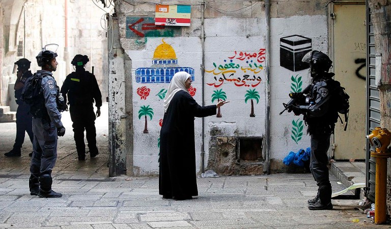 Palestina fala com policial israelense na Cidade Velha de Jerusalém. 30/10/2014 REUTERS/Finbarr O'Reilly