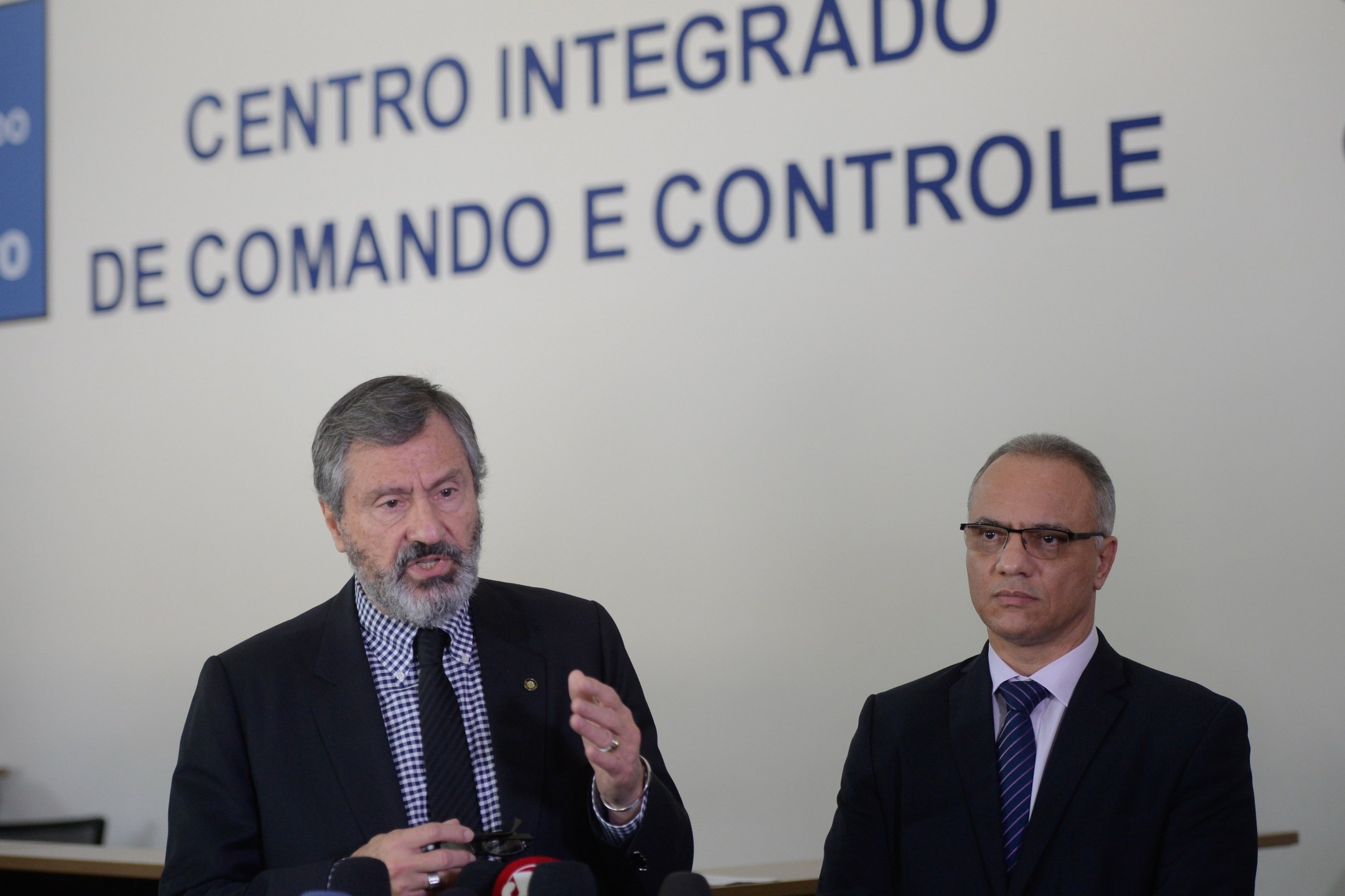 "Um ministro responsável primeiramente mandaria apurar as denúncias e então, comprovadas as acusações apontaria os responsáveis e os demitiria a bem do serviço público", diz o colunista do 247 Alex Solnik sobre declaração de Torquato Jardim, de os comandantes da PM do Rio são sócios do crime organizado; "O ministro não resolveu o problema. Jogou o problema no ventilador. E o cheiro dele não é agradável", diz Solnik; "Temer não dá sorte com ministros da Justiça. O primeiro foi "erradicar" maconha no Paraguai; o segundo apareceu num grampo chamando um fiscal corrupto de "meu chefe" e o atual faz acusações gravíssimas sem noção de sua repercussão. A sorte dele é que o Brasil não tem presidente. Se tivesse ele já estaria no olho da rua"