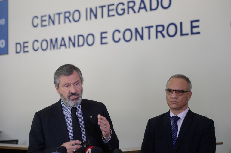 "Um ministro responsável primeiramente mandaria apurar as denúncias e então, comprovadas as acusações apontaria os responsáveis e os demitiria a bem do serviço público", diz o colunista do 247 Alex Solnik sobre declaração de Torquato Jardim, de os comandantes da PM do Rio são sócios do crime organizado; "O ministro não resolveu o problema. Jogou o problema no ventilador. E o cheiro dele não é agradável", diz Solnik; "Temer não dá sorte com ministros da Justiça. O primeiro foi "erradicar" maconha no Paraguai; o segundo apareceu num grampo chamando um fiscal corrupto de "meu chefe" e o atual faz acusações gravíssimas sem noção de sua repercussão. A sorte dele é que o Brasil não tem presidente. Se tivesse ele já estaria no olho da rua"