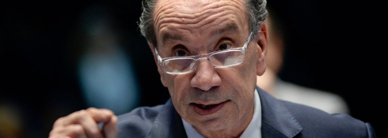 Os governos da Argentina, Brasil, Paraguai e [inclusive o] do Uruguai anunciam a assinatura do Tratado de livre-comércio do MERCOSUL com a União Européia de 10 a 14 de dezembro, em Buenos Aires. Se for assinado, este Tratado será equivalente à sentença de morte do MERCOSUL, e trará comprometimentos graves às economias dos países do bloco