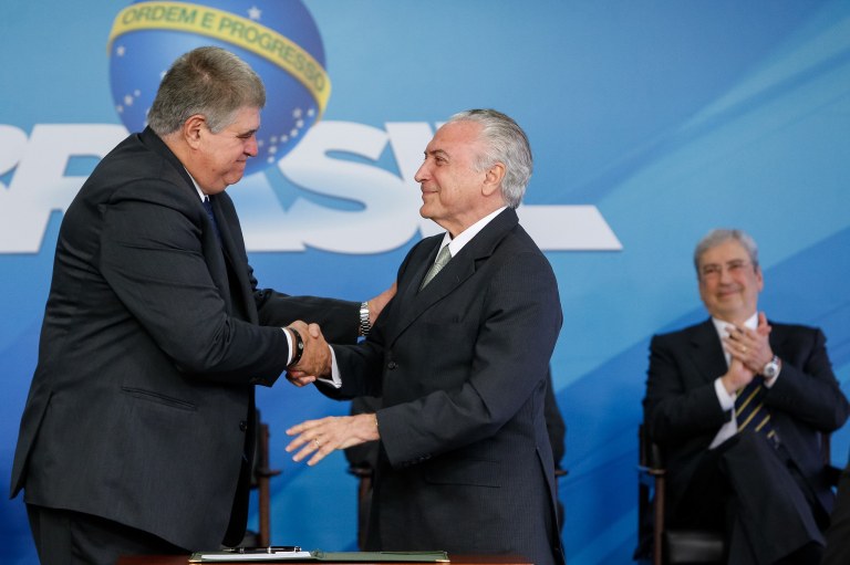 Presidente da República, Michel Temer, cumprimenta o Deputado Federal, Carlos Marun, após assinatura do termo de posse.
Foto: Alan Santos/PR