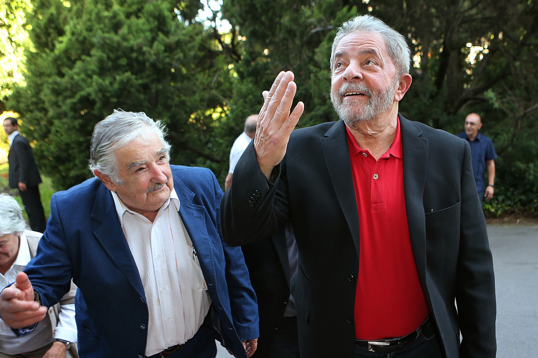 Jornalista Tereza Cruvinel sugere em seu blog, "como contribuição às possibilidades reflexivas nesta pausa de final de ano", uma entrevista com o ex-presidente uruguaio Pepe Mujica; ele lamenta a interrupção dos avanços obtidos na integração sul-americana e faz uma defesa vigorosa do ex-presidente Lula e de sua candidatura; "Lula, para mim, é um homem muito importante. É um capital do povo brasileiro. Aliás, de toda a América Latina. Se Lula não puder ser candidato, é preciso tomar a decisão de apoiar quem for indicado por ele"