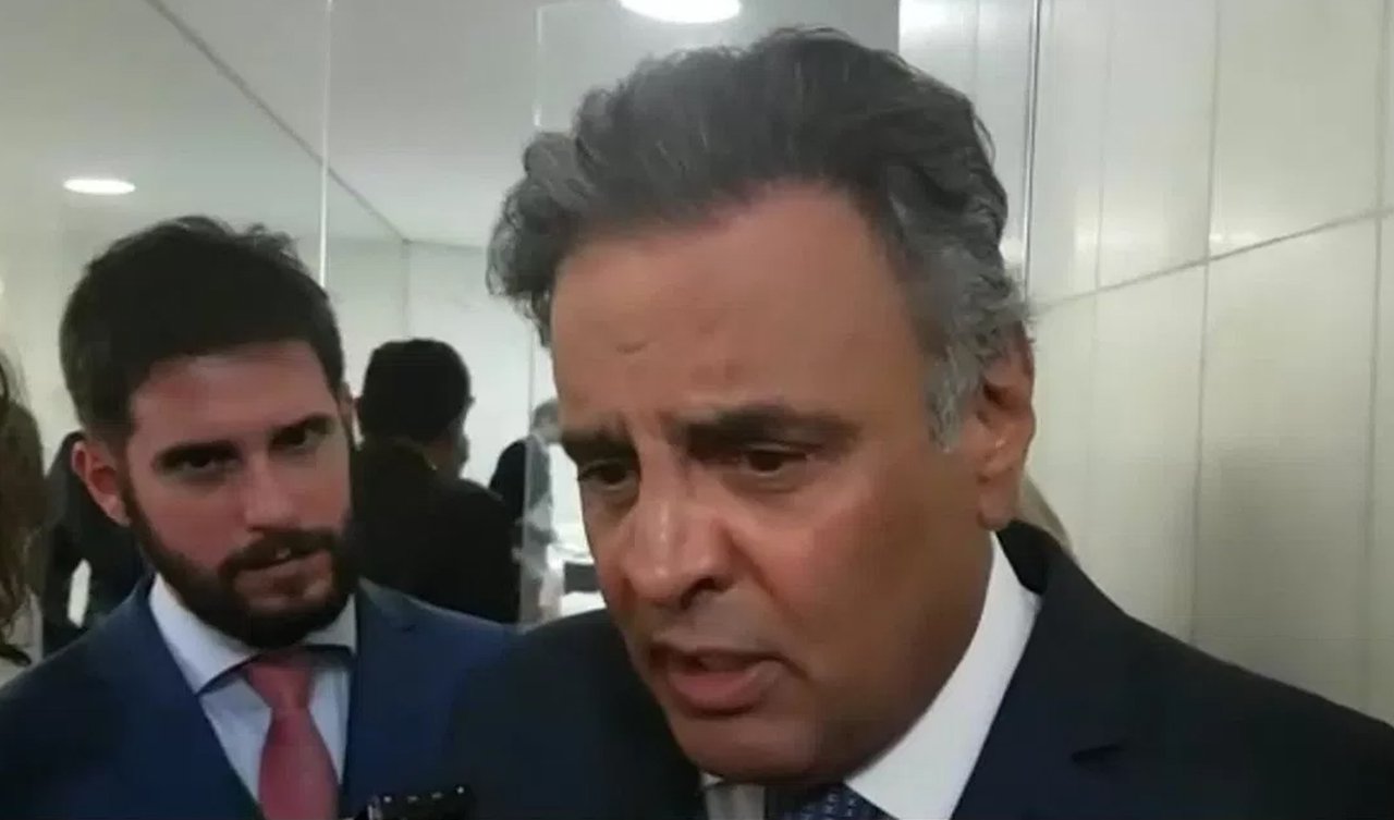 Na prática, Aécio Neves virou pó, não aspira mais nada e assiste ao fim da carreira. O mesmo parece ocorrer com o "unido" PSDB, o partido da "massa fétida" e degradada.