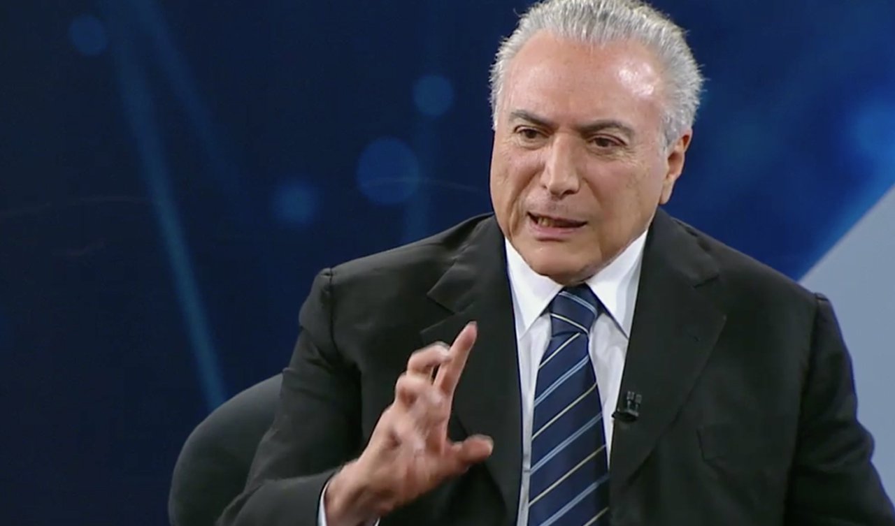 "Na sexta-feira o Governo confirmou o cancelamento da viagem de Temer a Lisboa, na sexta-feira 2, invocando os preparativos para a votação da reforma previdenciária. Mas o que fez Temer desistir foi o medo de ouvir críticas, e certamente vaias, durante a entrega do Prêmio Camões 2017, que deveria acontecer durante a XII Cimeira Brasil-Portugal, da qual participaria", escreve Tereza Cruvinel; segundo ela, "a suspensão da viagem, que segundo o Planalto será remarcada, desconcertou a diplomacia portuguesa, que já investira muito trabalho no encontro"